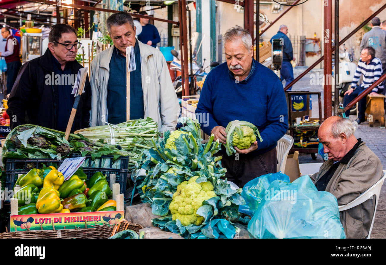 Kunden kaufen von gemüsemarkt Inhaber Stall, Palermo, Sizilien, Italien, Europa Stockfoto