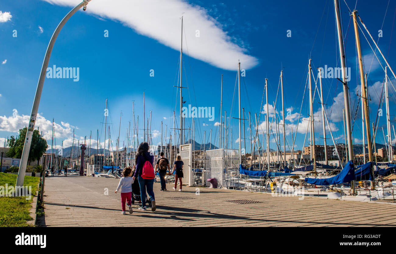 Gruppe von Menschen zu Fuß entlang Dock, Rückansicht, am Hafen oder Palermo, die Stadt Palermo, Sizilien, Italien, Europa Stockfoto