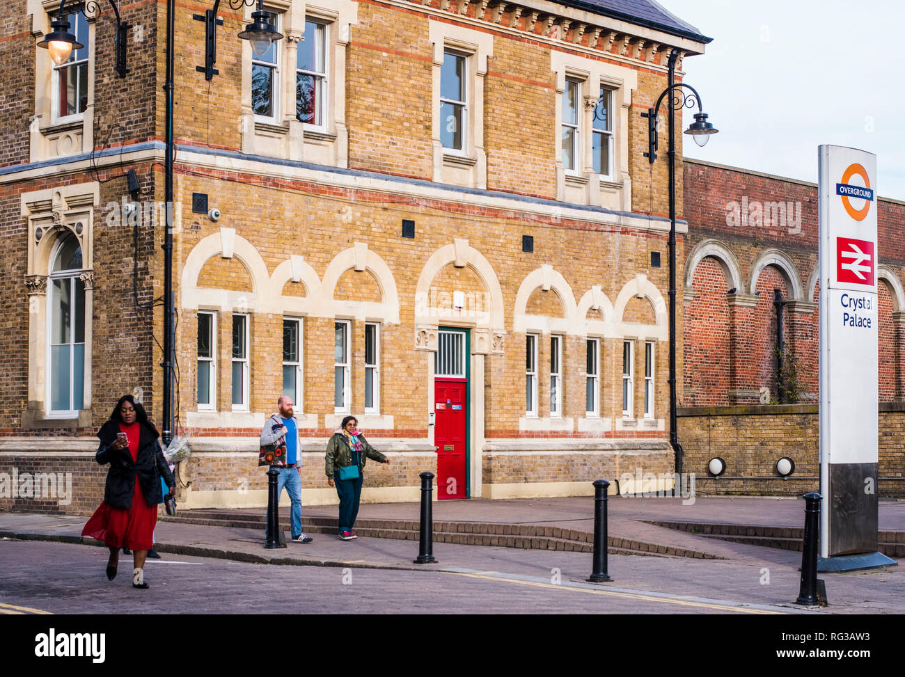 Drei Menschen zu Fuß in der Nähe von Crystal Palace Bahnhof, Crystal Palace, London, England, Großbritannien Stockfoto