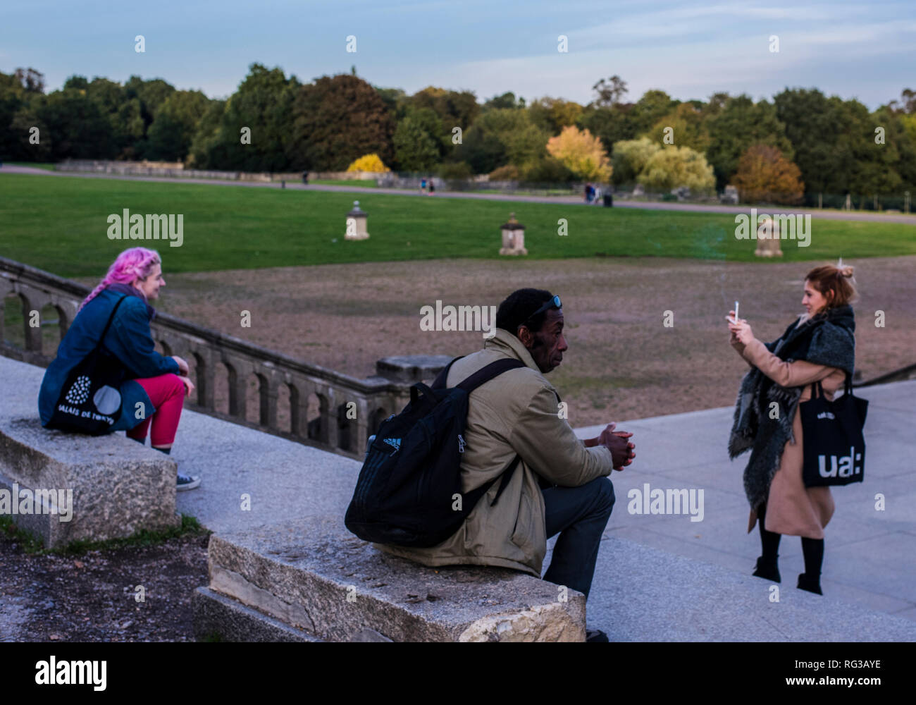 Junge Frau fotografieren Freund mit Smartphone, im Grand Terrassen, Crystal Palace, London, England, Großbritannien Stockfoto