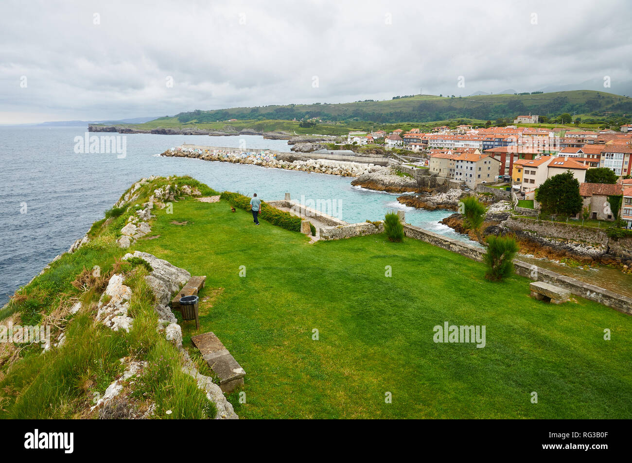 Blick auf Llanes Stadt und Hafen mit Cubos de la Memoria und kantabrische Küste vom Paseo de San Pedro Spaziergang Aussichtsplatzlinie (Llanes, Asturias, Spanien) Stockfoto