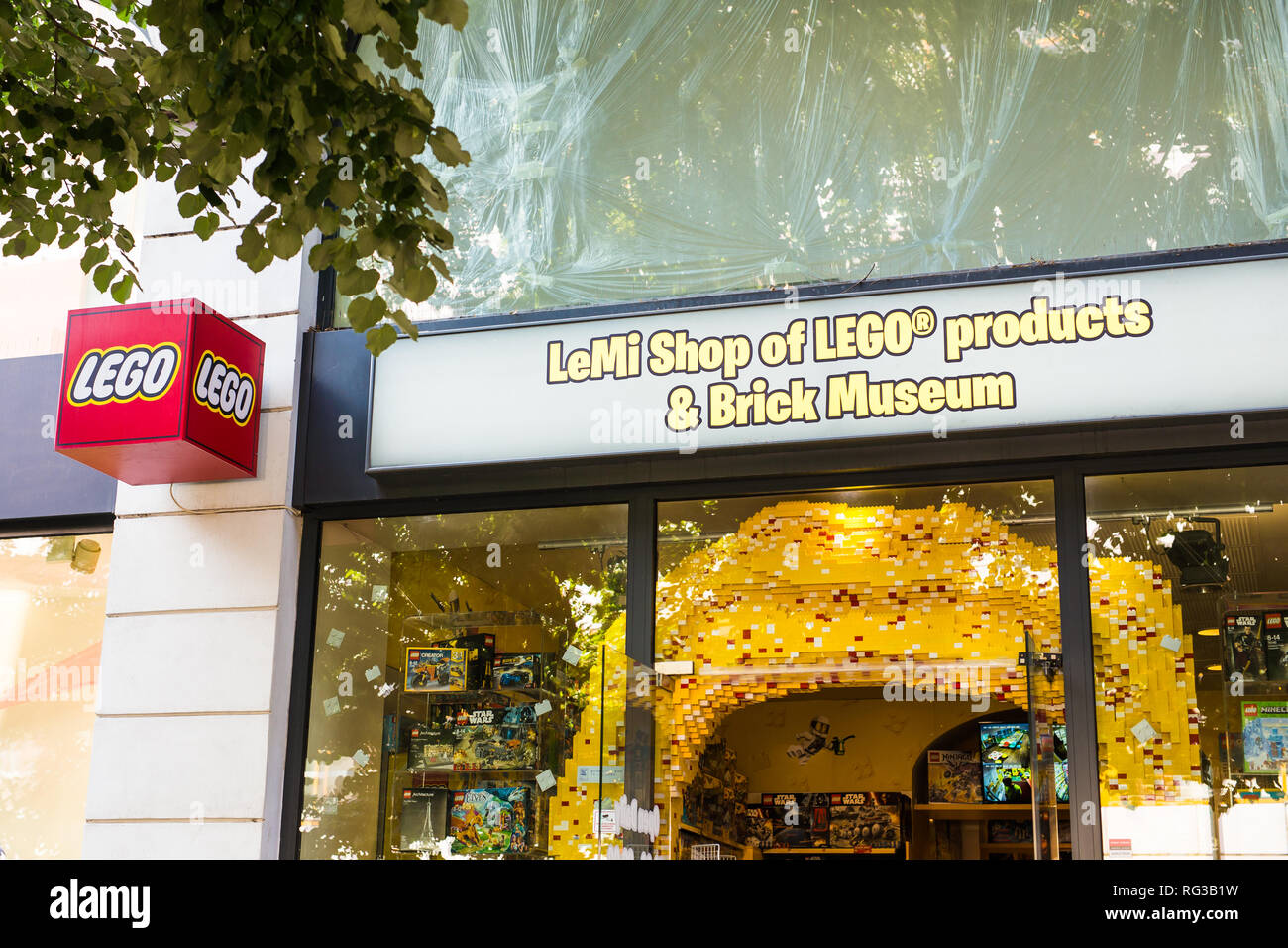 Prag, tschechische Republik - 31. MAI 2017: Lego Logo auf ein Gebäude. Lego ist eine Linie aus Kunststoff Spielzeug, dass von der LEGO Group, einem hergestellt werden Stockfoto