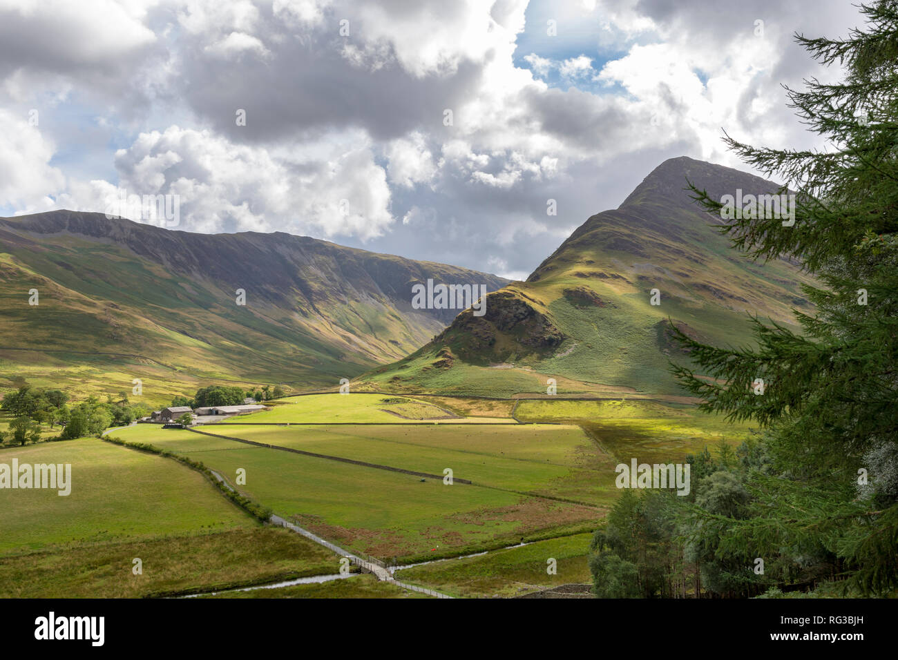 Lake District North West England UK einen atemberaubenden Blick zurück auf die Farm in der Nähe von Gatesgarth Buttermere Stockfoto