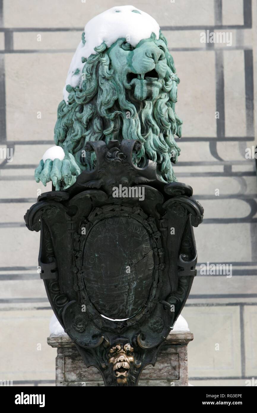 DEU, Deutschland, München: Schnee bedeckt Lion Statue in der Residenz in der Nähe des Hofgartens. Stockfoto