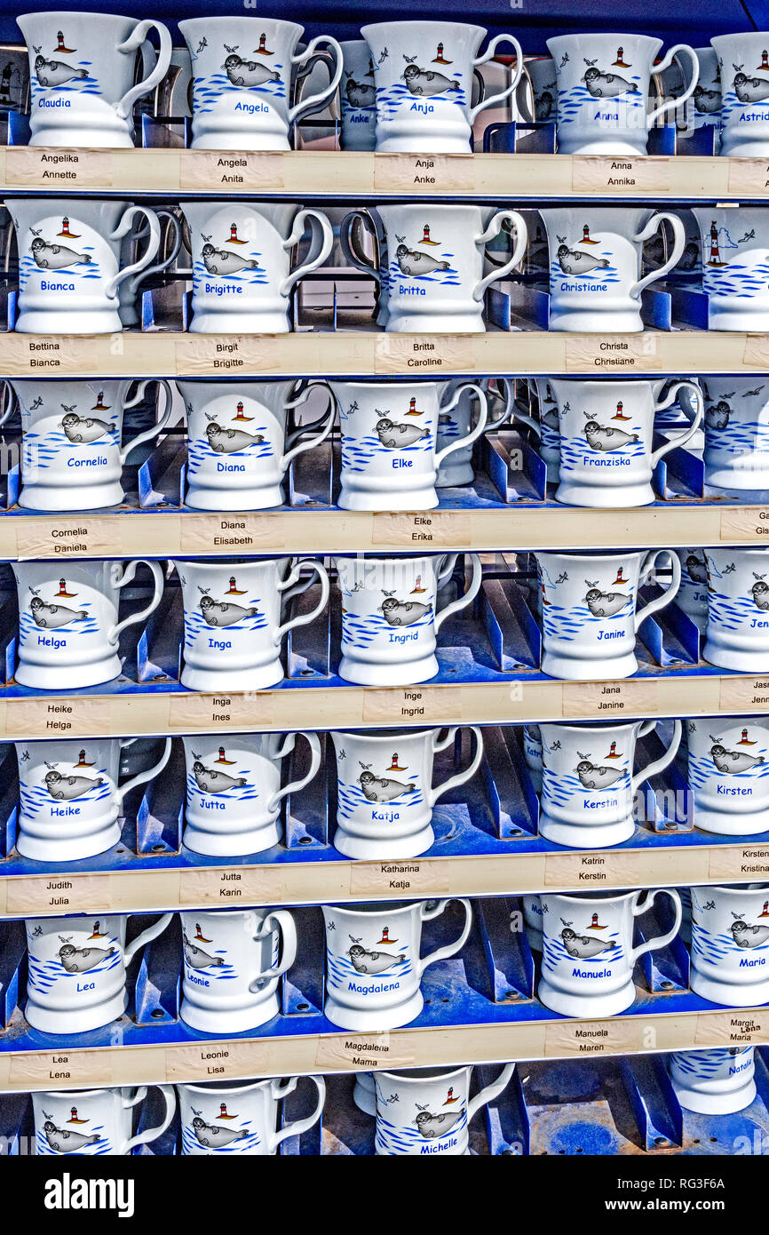 Becher mit Namen, in ein souvenirshop in Husum verkauft; Becher mit Namen Stockfotografie