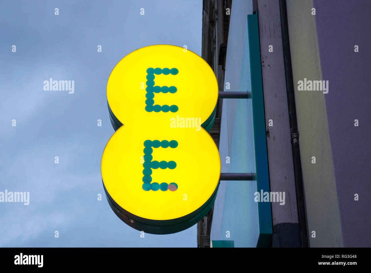 Bt Handy Firma Ee Signage Ausserhalb Einer Seiner Filialen In Putney London Uk Stockfotografie Alamy