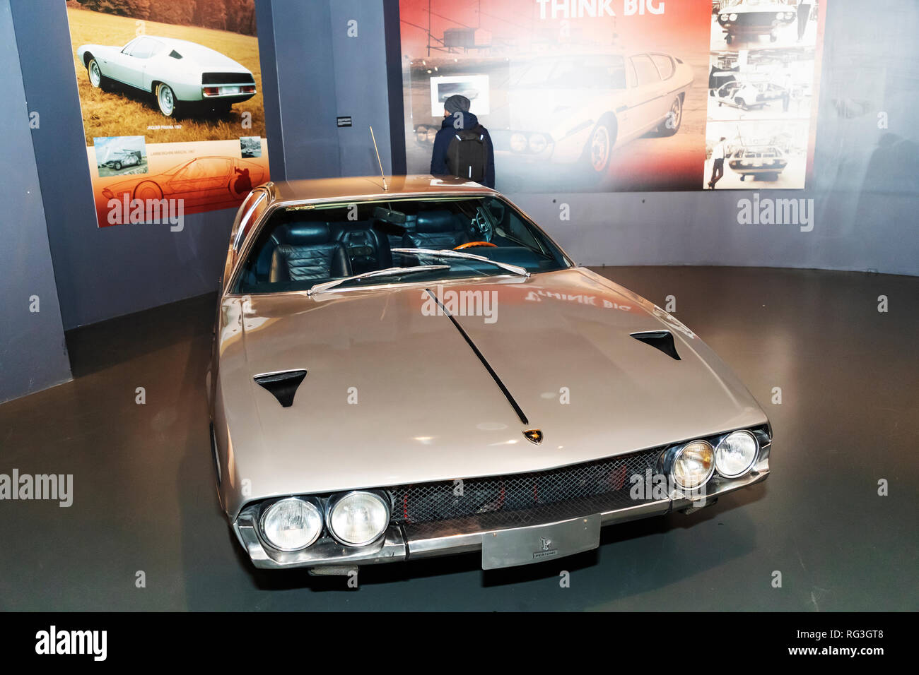 Turin. Ausstellung im National Car Museum namens MAUTO widmet sich der Auto designer Marcello Gandini "Die verborgene Genialität." Espada Sportwagen Stockfoto