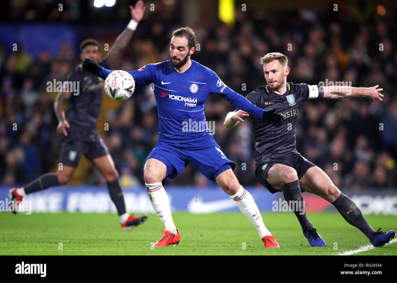 Chelseas Gonzalo Higuain (links) und Sheffield Mittwoch Tom Lees im FA Cup in die vierte Runde an der Stamford Bridge, London. Stockfoto