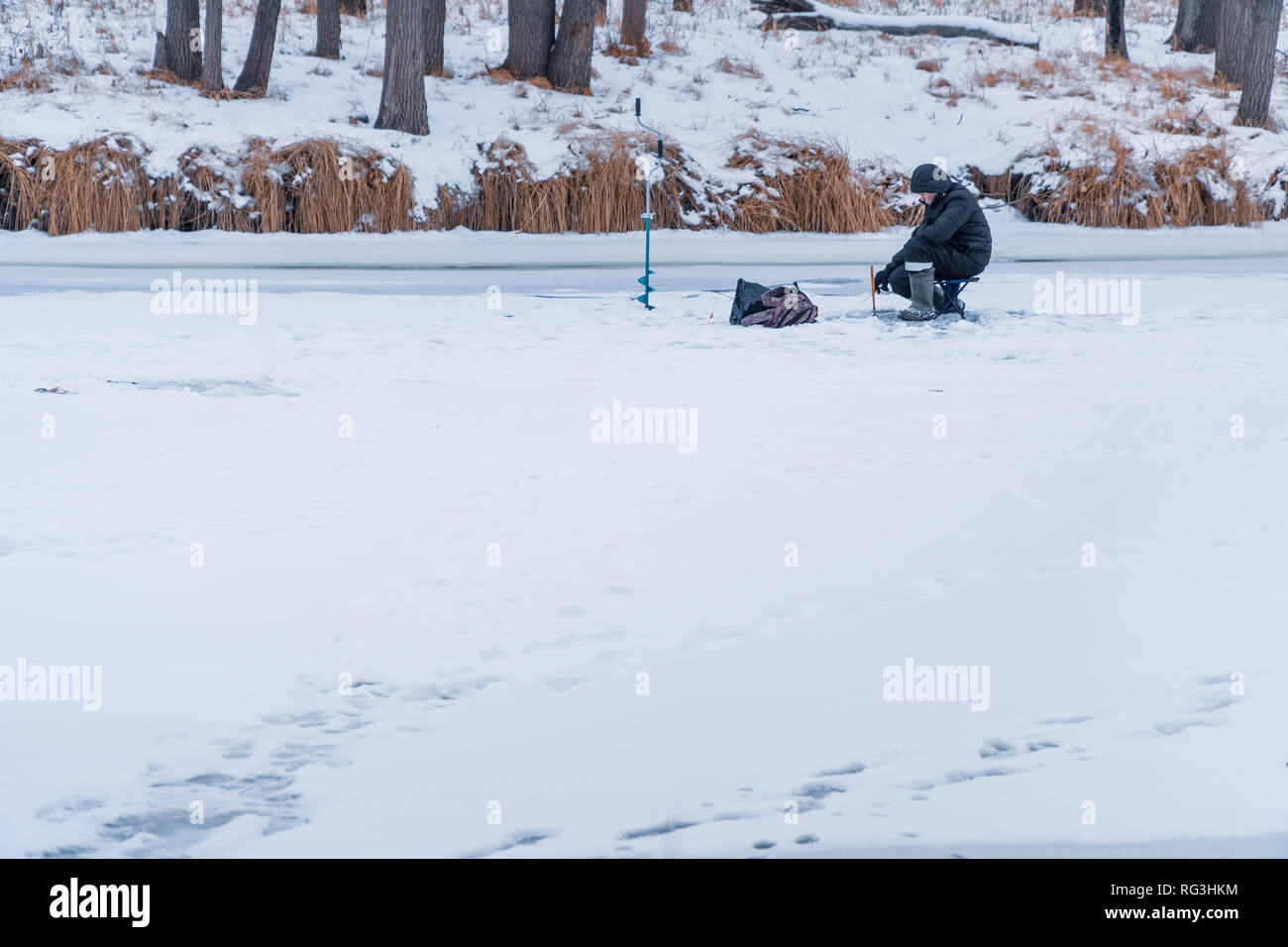 Ein Fischer Fangt Einen Fisch Im Winter Angeln Stockfoto Bild