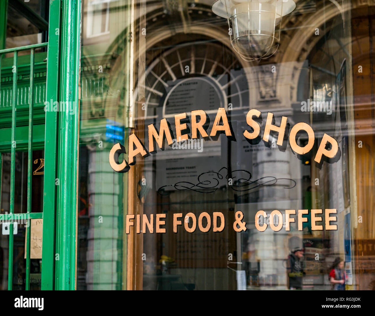 Die Kamera Coffee Shop Fenster mit Reflexionen, Collingwood Straße, Newcastle, Tyne und Wear, Großbritannien Stockfoto