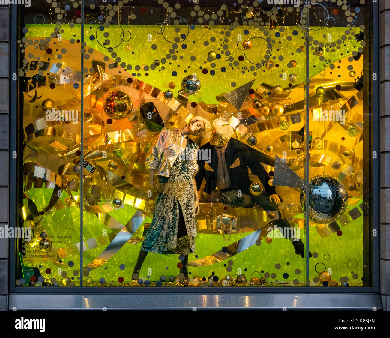 Bunte Weihnachten Fenster mit Schaufensterpuppen, Kaufhaus Harvey Nichols, St Andrew Square, Edinburgh, Schottland, Großbritannien Stockfoto