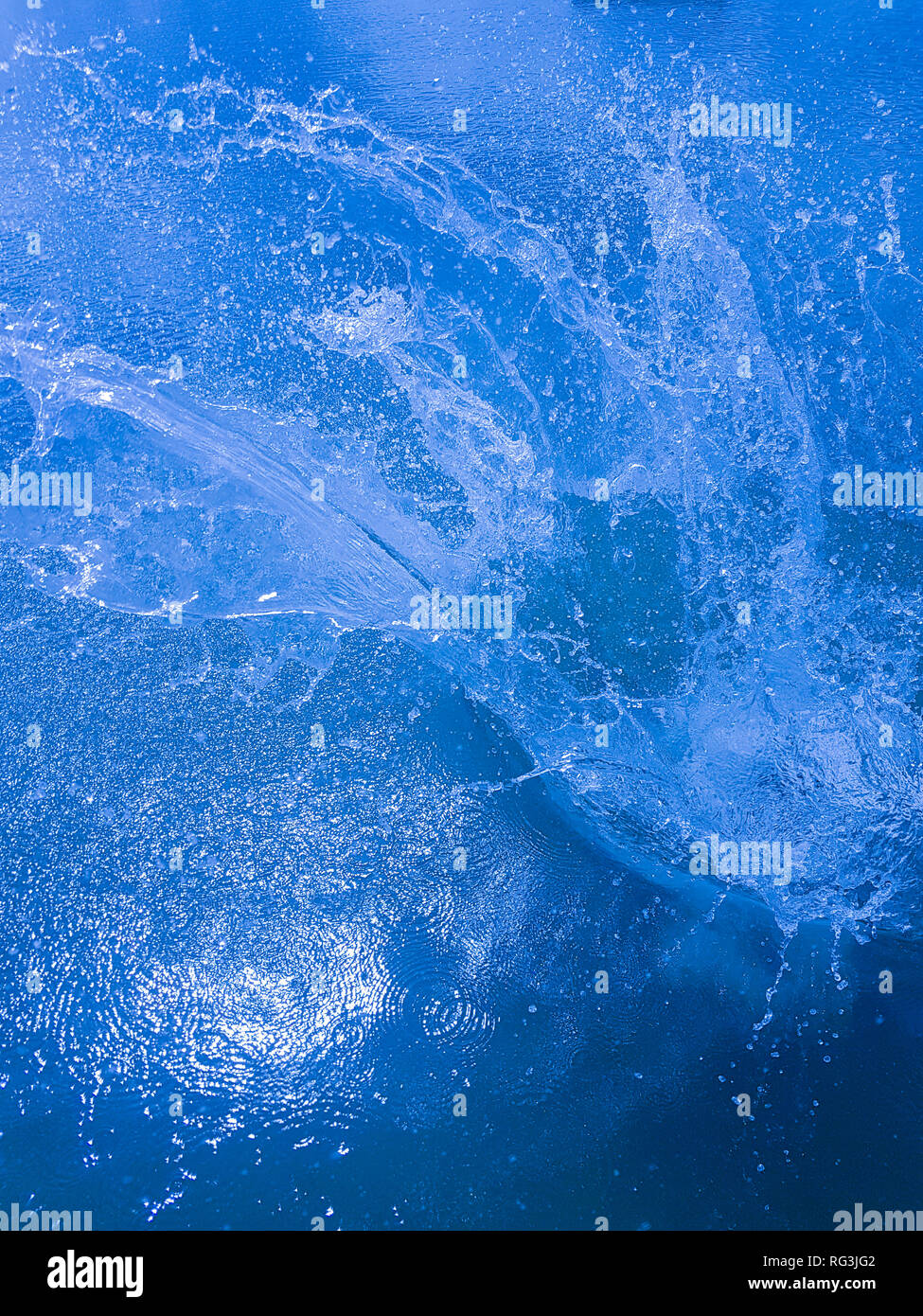 Big Splash Water close-up full frame in kühlen Blautönen Stockfoto