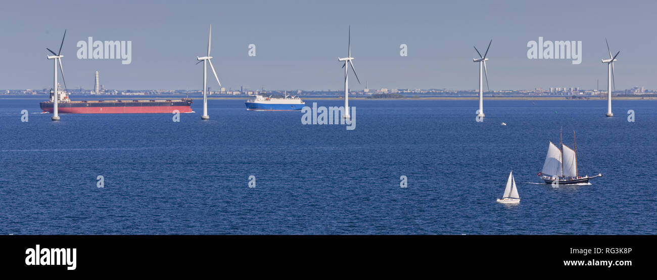 Der Hafen von Kopenhagen mit Windmühlen, Schiffe und Cargo Carriers im Sommer Stockfoto
