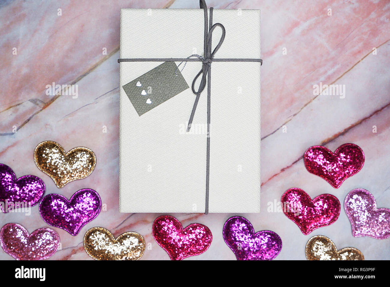 Flachbild-lay Valentine Hintergrund Mock-up Hintergrund für Valentinstag geschenk Box auf Tisch Stockfoto