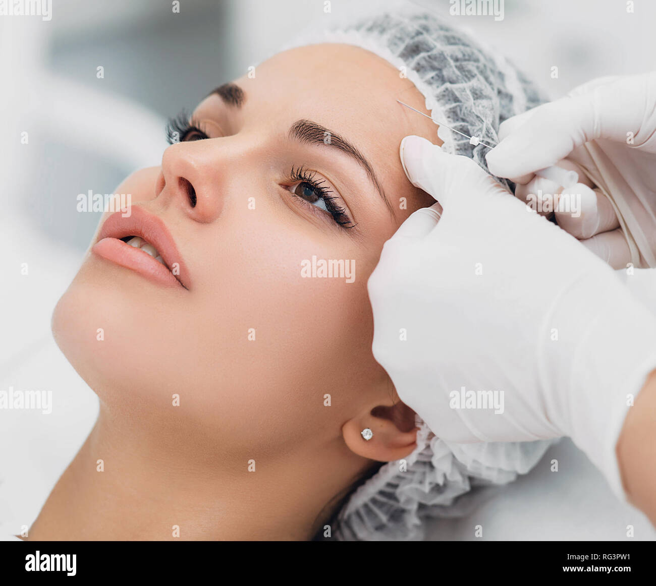 Kosmetikerin installiert Die mesothreads in das Gesicht der Frau. Anti-aging kosmetische Verfahren Stockfoto
