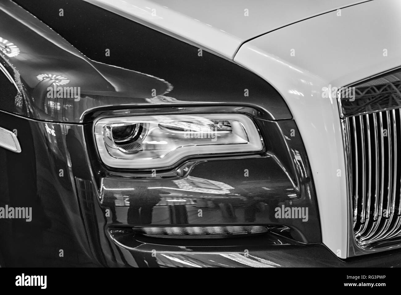 DUBAI, VAE - Dezember 23, 2017: Luxury Car Rolls Royce Wraith neben der Dubai Mall. Rolls Royce ist berühmt teurer Luxus automobile Marke Car Stockfoto