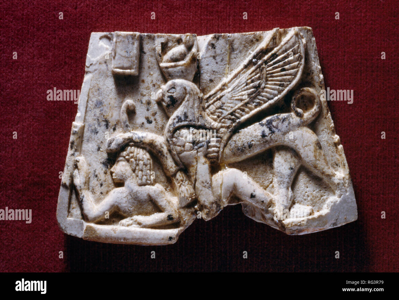 Sphinx unterwirft Boy: Nimrud Ivory von Zimmer SW 37 Fort Salmanassar innerhalb des assyrischen Stadt Nimrud, im Norden des Irak, in Birmingham Museum fotografiert. Stockfoto