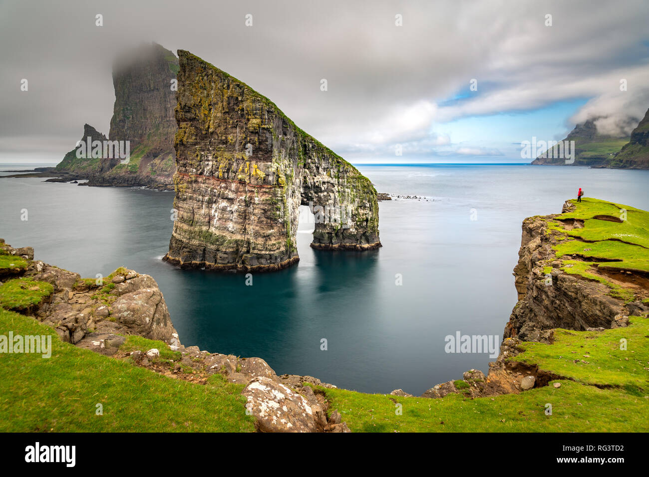 Drangarnir sea Stacks, Färöer Inseln, Landschaft. Wild Europa Stockfoto