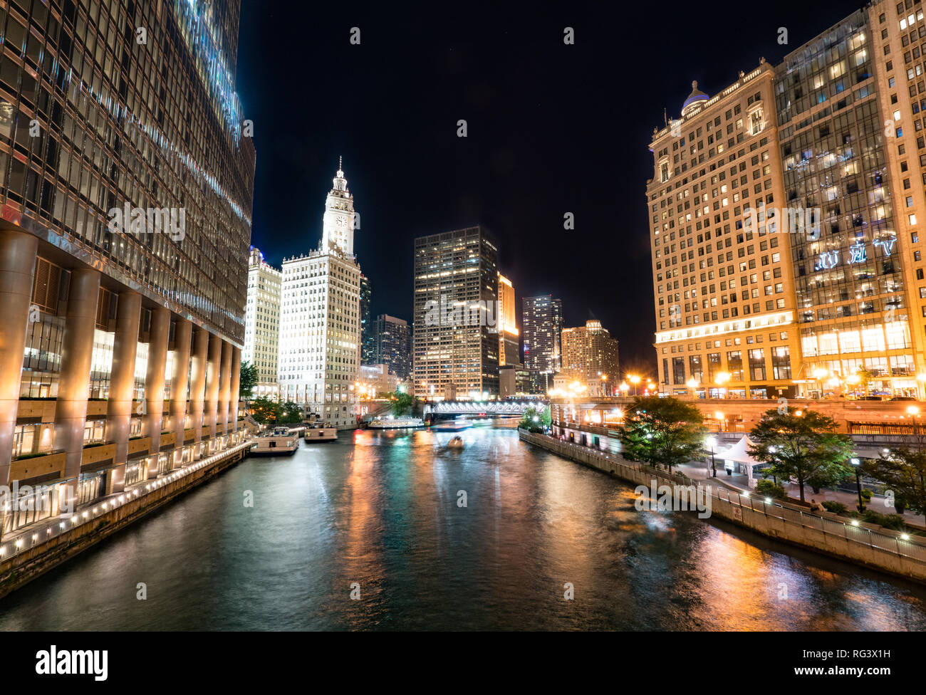 Downtown Chicago Skyline der Stadt entlang des Chicago River bei Nacht Stockfoto