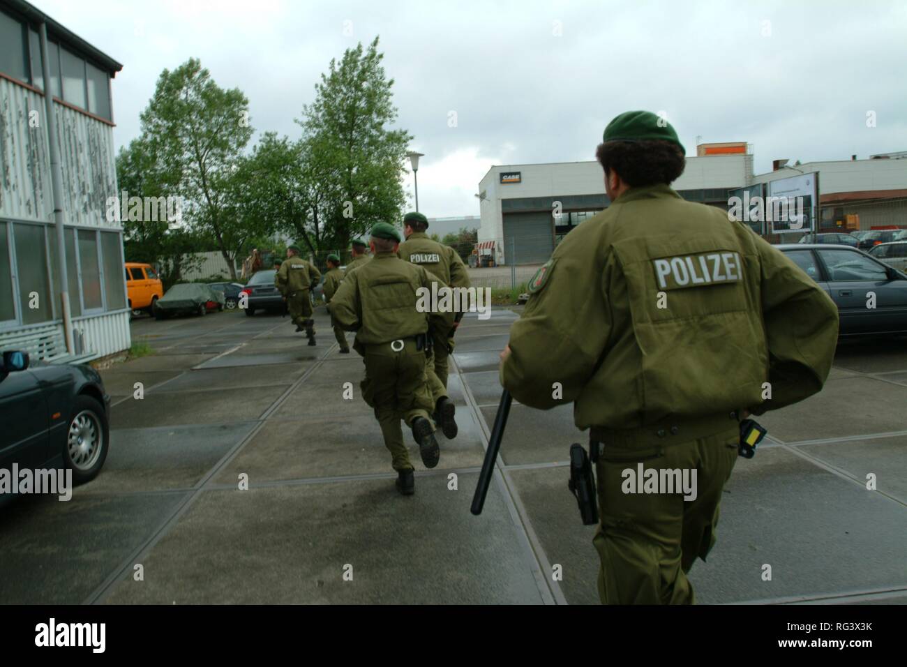 DEU, Deutschland: Polizei raid, anti riot Einheiten ein Gebäude stürmen, in den frühen Morgenstunden während des Suchlaufs, einige Verbrecher. Stockfoto