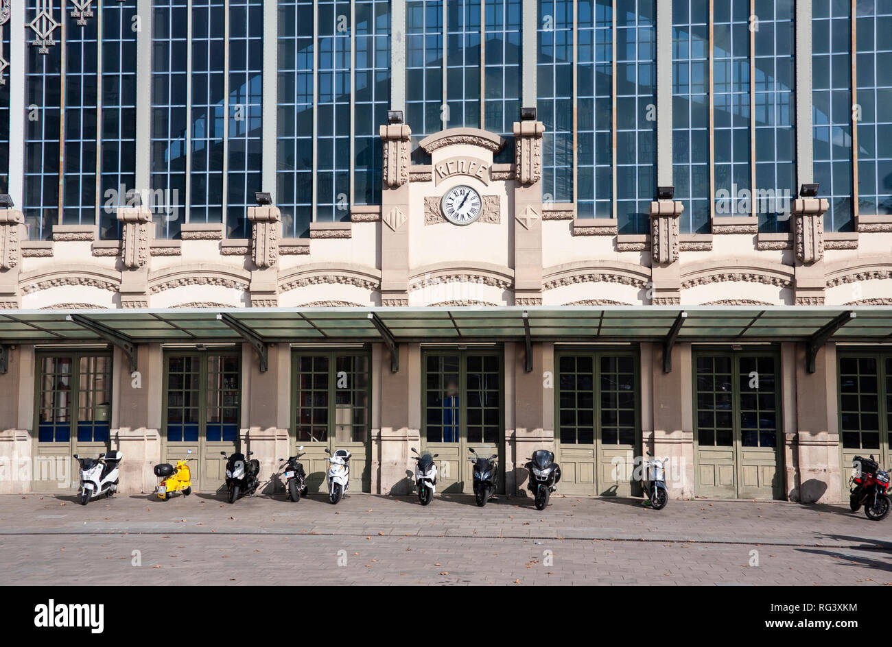 Barcelona, Spanien - 19. Januar 2019: Busbahnhof Estació del Nord (' Barcelona Nord' oder 'Nord Estacio") in der Nähe des Denkmals "Arc de Triomf" in Barcelona. Stockfoto