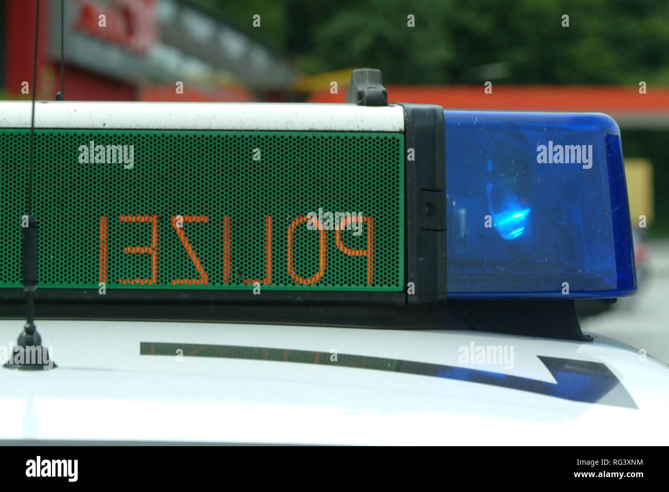 DEU, Deutschland, NRW: Signal auf ein Polizeiauto, blaue Lichter und optische Stop-Zeichen. Highwaypolice, Highway Patrol. Stockfoto