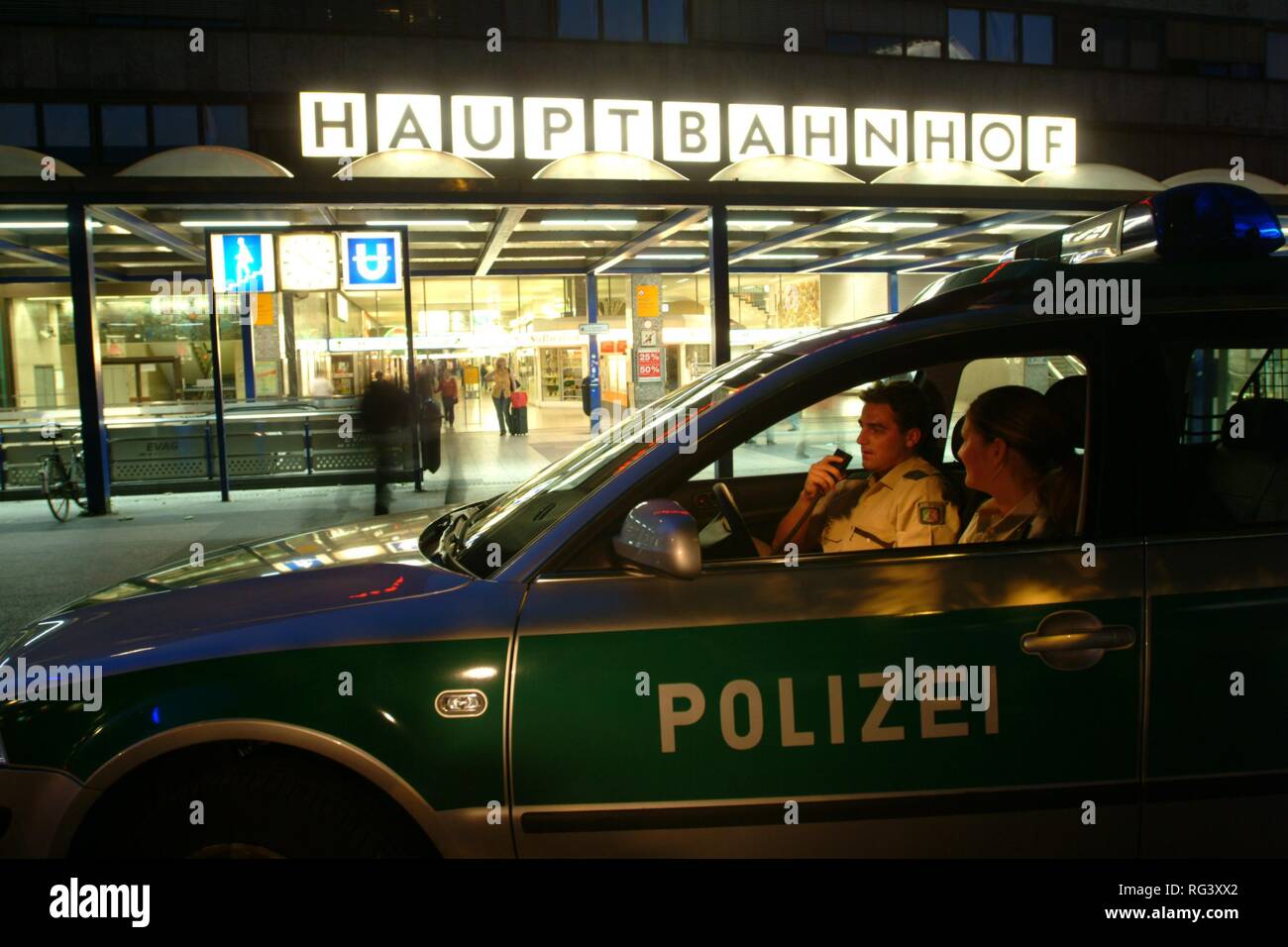 DEU, Deutschland, Essen: Polizei Auto an einer Nacht Patrouille fahren im Stadtzentrum, Bahnhof. Tägliche Polizei leben. Officer von einem Stockfoto