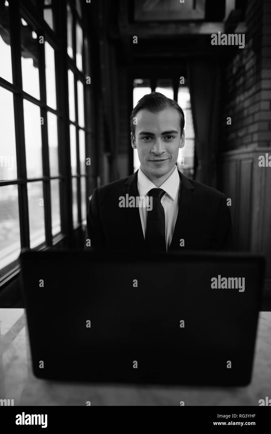 Schwarz-weiß-Bild der Geschäftsmann im Restaurant Stockfoto