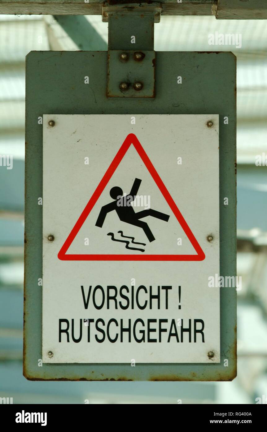 DEU, Deutschland, Hamburg: Schild warnt vor einer rutschigen Deck. Stockfoto