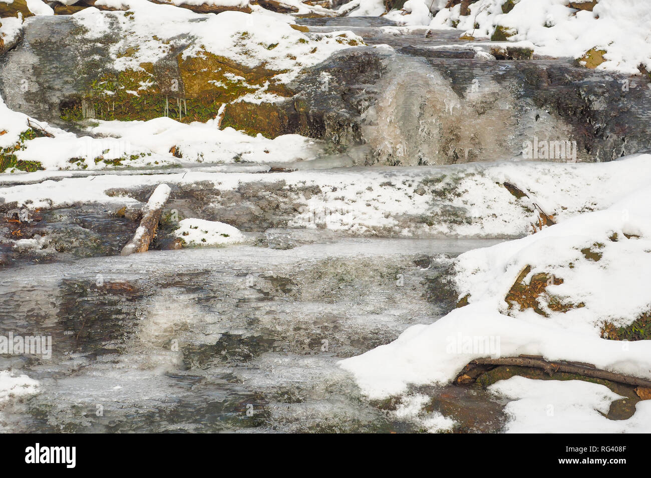 Gefrorene Wasserfälle auf einem Wald Bach in den Bergen. Bieszczady-gebirge. Polen Stockfoto