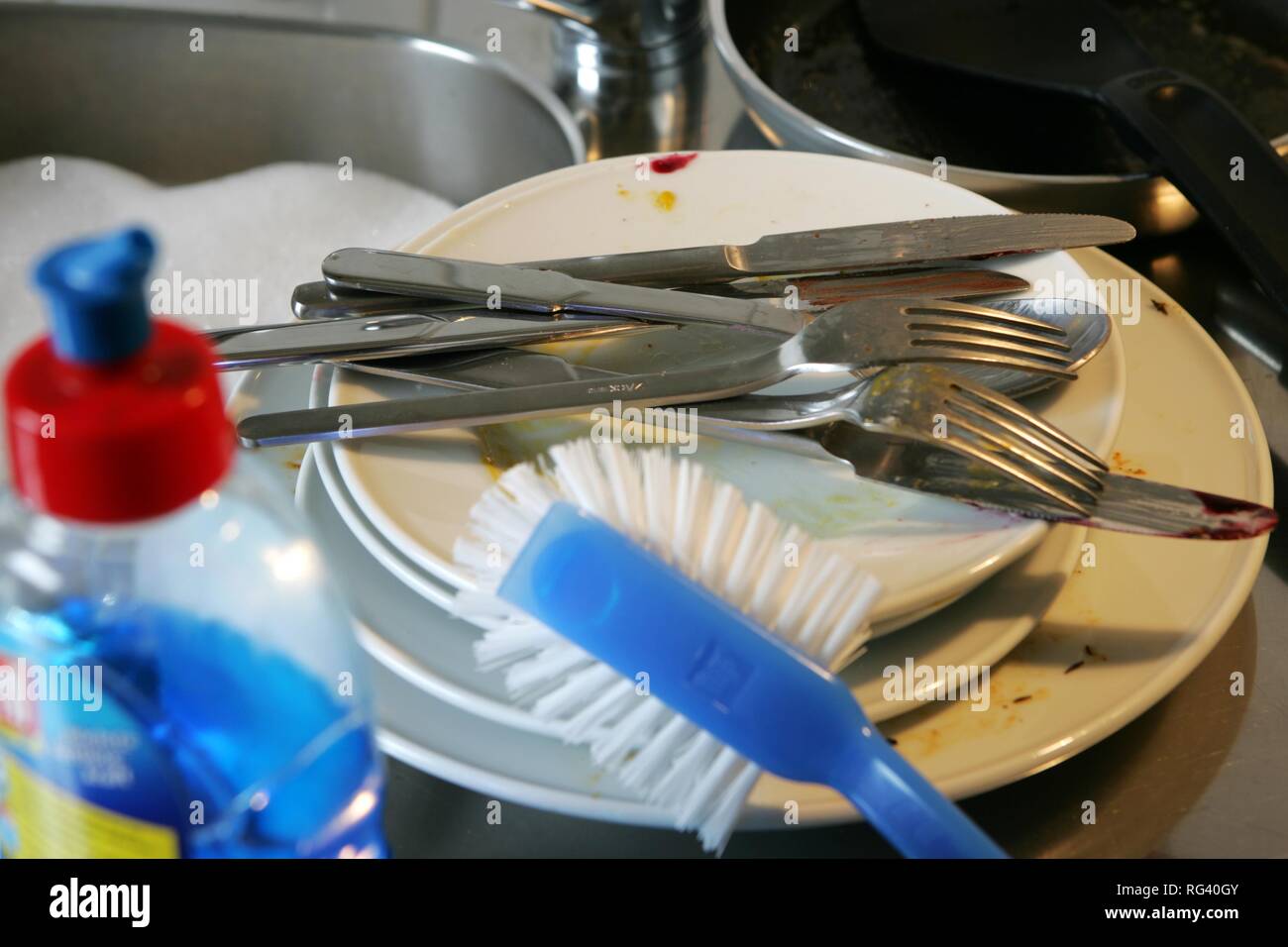 DEU, Deutschland: Reinigung von Geschirr mit der Hand in eine eigene Küche. Stockfoto