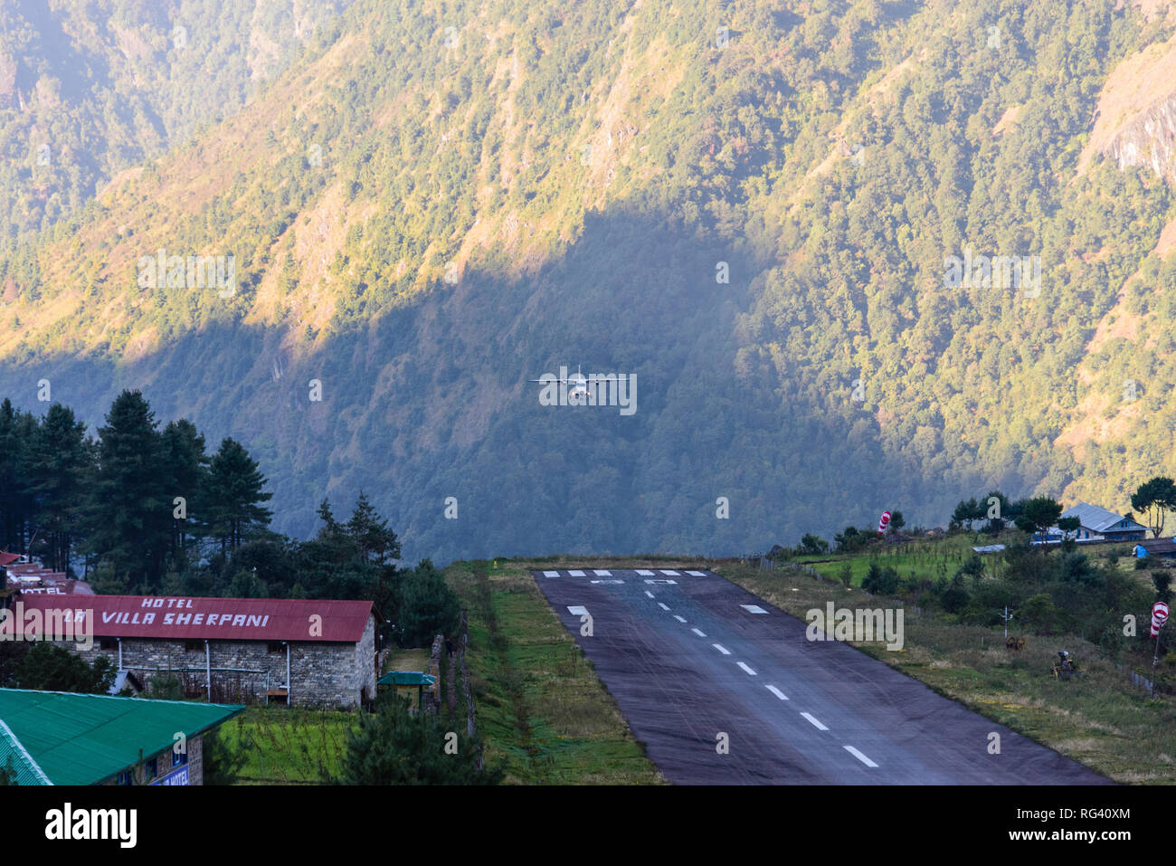 Start- und Landebahn (Flugplatz) in Lukla Airport in Nepaly Berge Stockfoto