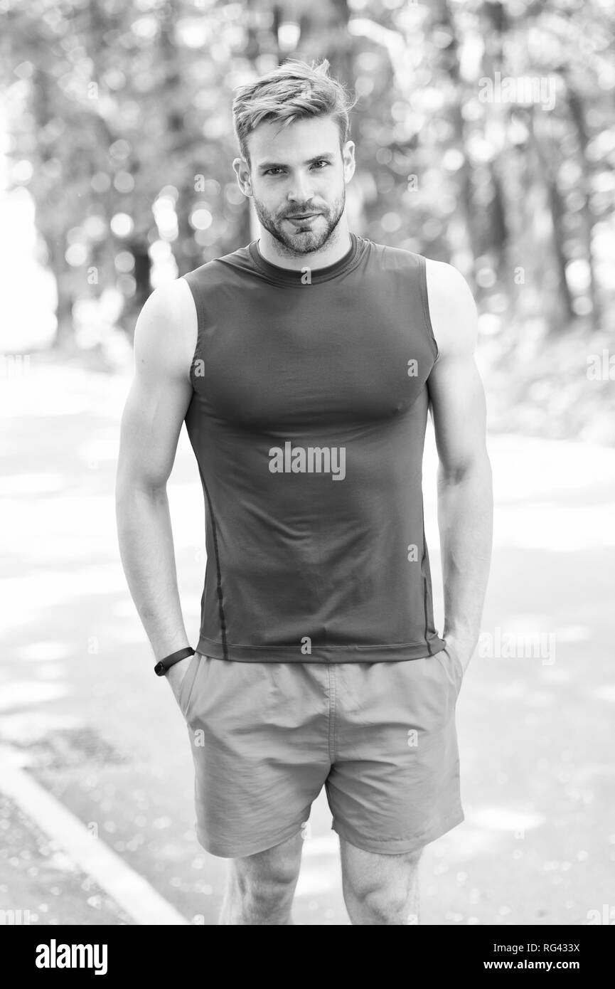 Wohlfuhlen Geniessen Sie Und Gesunden Korper Mann Sportliches Outfit Sieht Zuversichtlich Im Freien Natur Hintergrund Guy Bartigen Muskulosen Korper Stolz Auf Seine Form Sportler Seinen Muskulosen Korper Stolz Auf Sich Stockfotografie