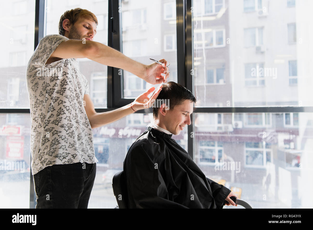 Männer Hairstyling und Restaurantbesuche in einen Friseur- oder Friseursalon Stockfoto