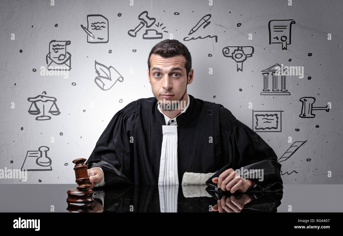 Stattliche Richter mit Gericht Symbole um Stockfoto