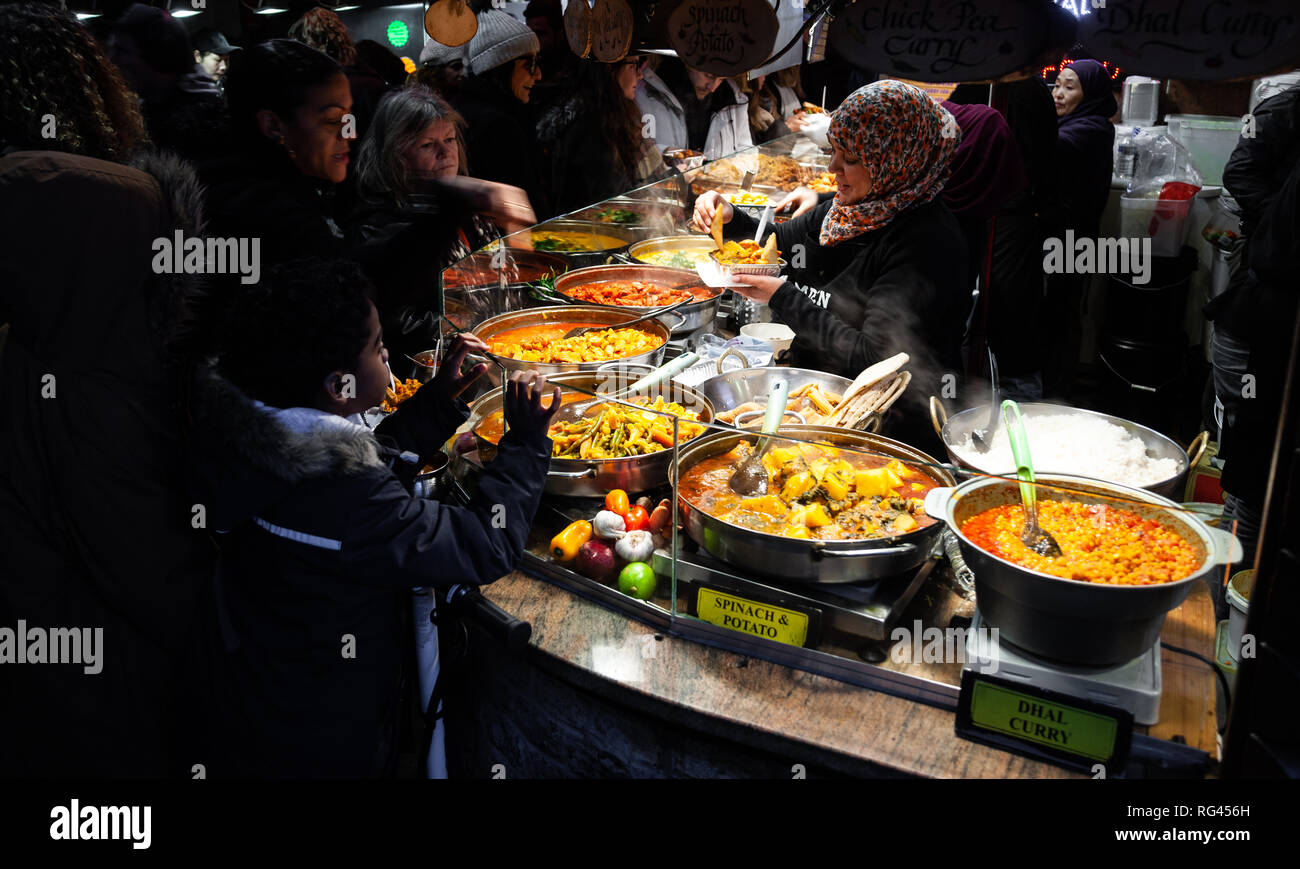 London, England - 20. Januar 2019. Essen Anbieter bereiten Sie authentische Angebote für Käufer und Touristen in Camden Market. Stockfoto