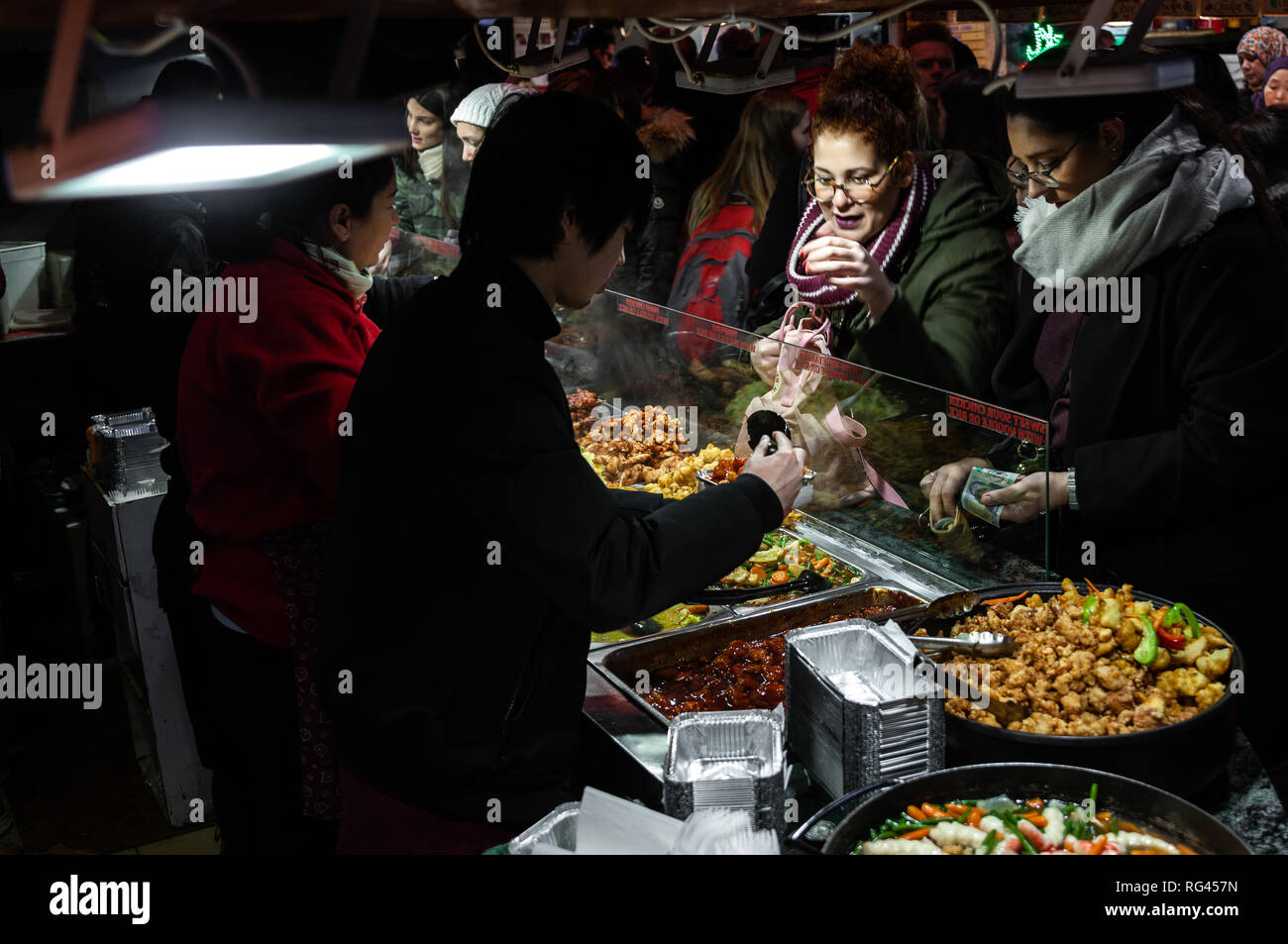 London, England - 20. Januar 2019. Essen Anbieter bereiten Sie authentische Angebote für Käufer und Touristen in Camden Market. Stockfoto