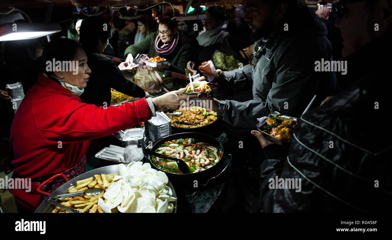 London, England - 20. Januar 2019. Essen Anbieter bereiten Sie authentische Angebote für Käufer und Touristen in Camden Market. Stockfoto