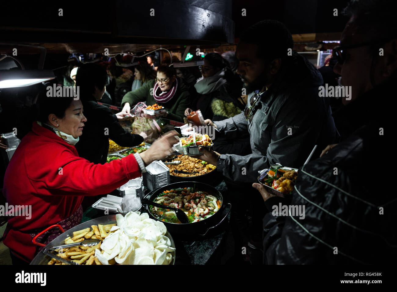London, England - 20. Januar 2019. Essen Anbieter bereiten Sie authentische Angebote für Käufer und Touristen in Camden Market. Stockfoto
