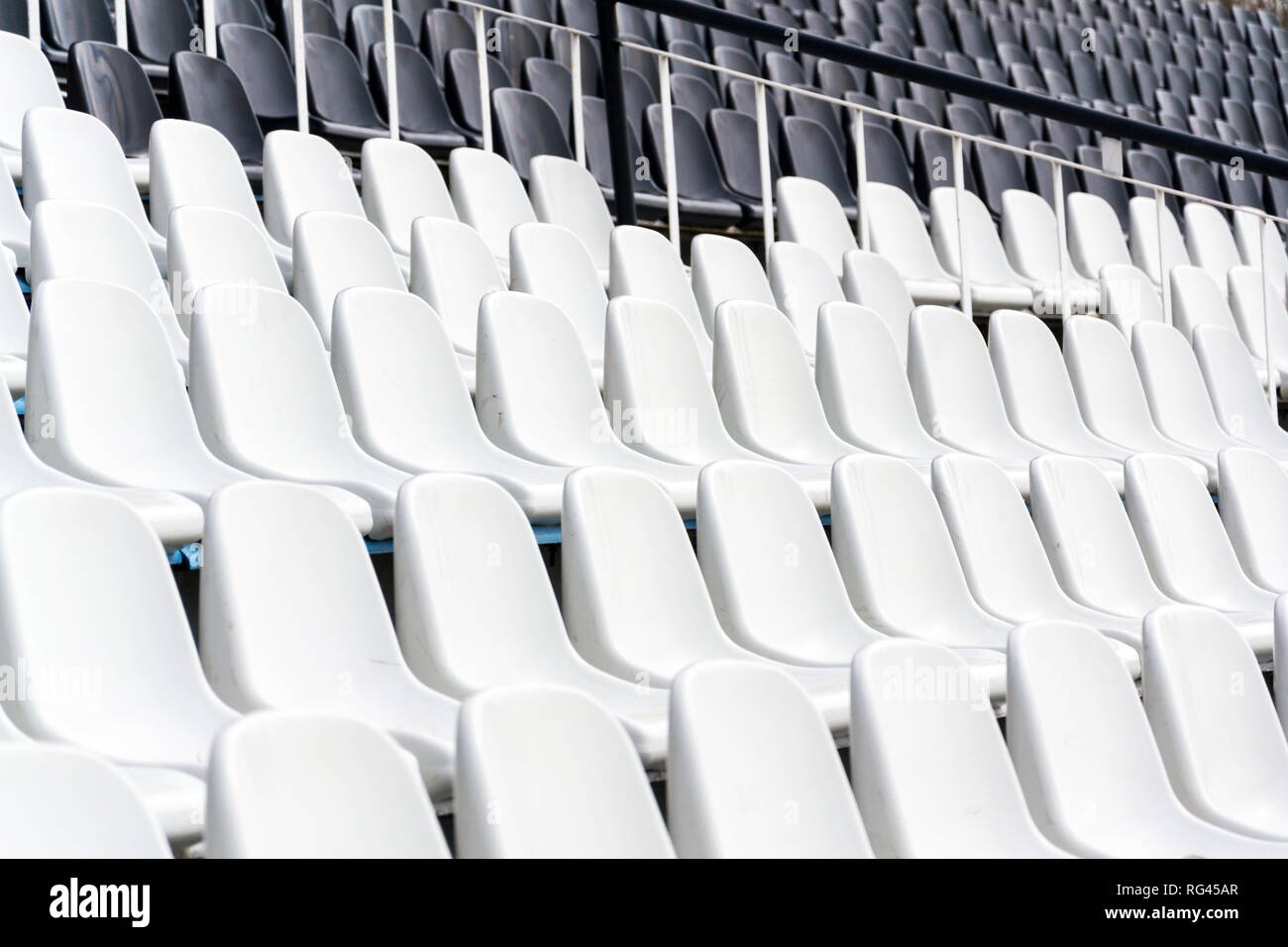 Leere schwarze und weiße Stadion Sitze in den Reihen gemischt, diversity Konzept Stockfoto