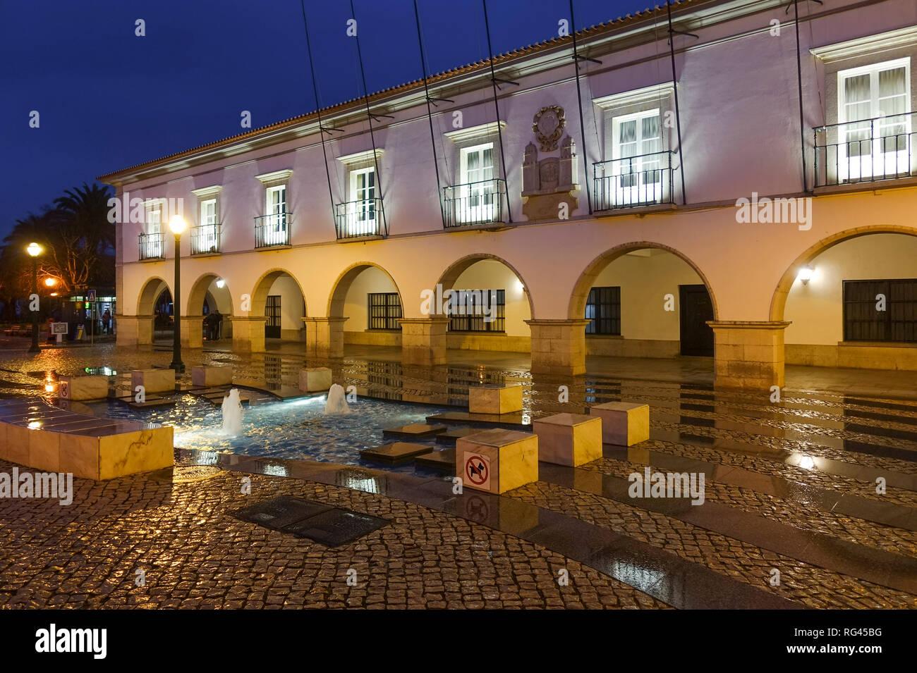 Tavira, Portugal, Praça da República, Stadtzentrum, mit seinem Rathaus, im Fischerort, Tavira, Algarve, Portugal, Europa. Stockfoto