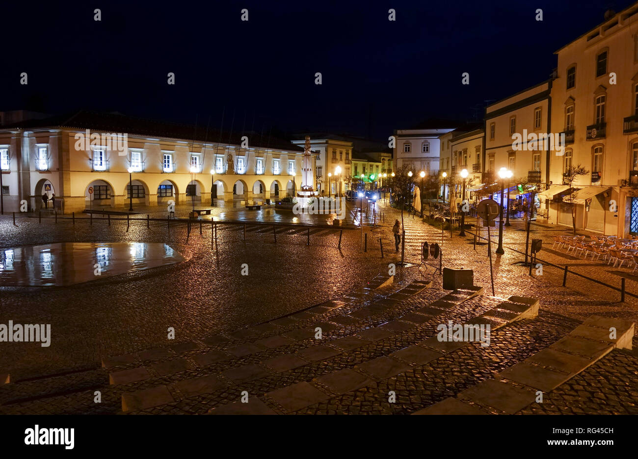 Tavira, Portugal. Praça da República, Stadtzentrum, mit seinem Rathaus, im Fischerort, Tavira, Algarve, Portugal, Europa. Stockfoto