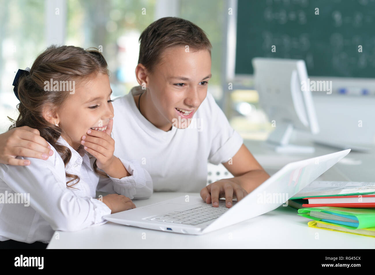 Portrait von Bruder und Schwester Hausaufgaben Stockfoto