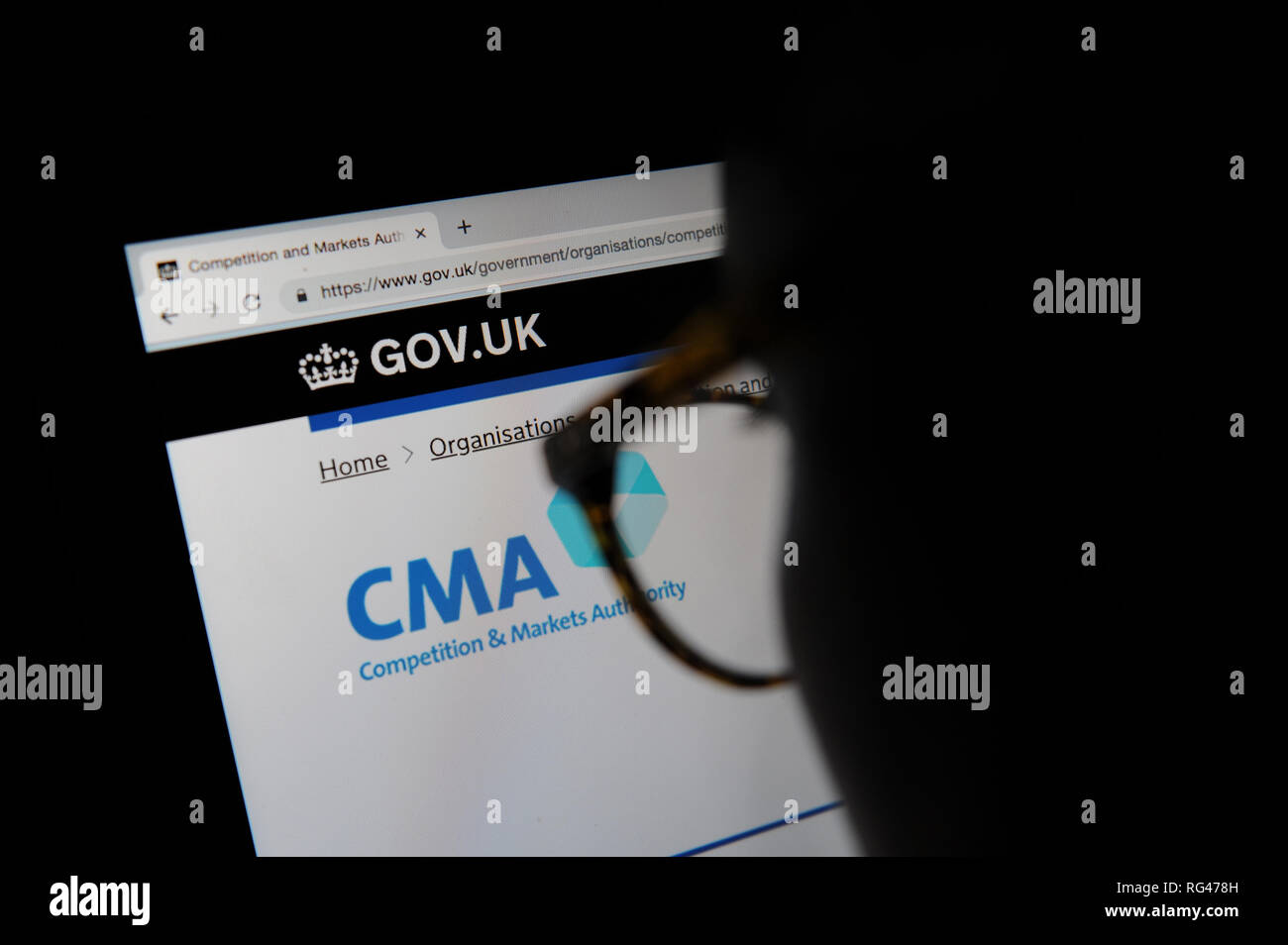 Eine Person sieht sich die Wettbewerbs- und Marktaufsichtsbehörde (CMA) Website Stockfoto