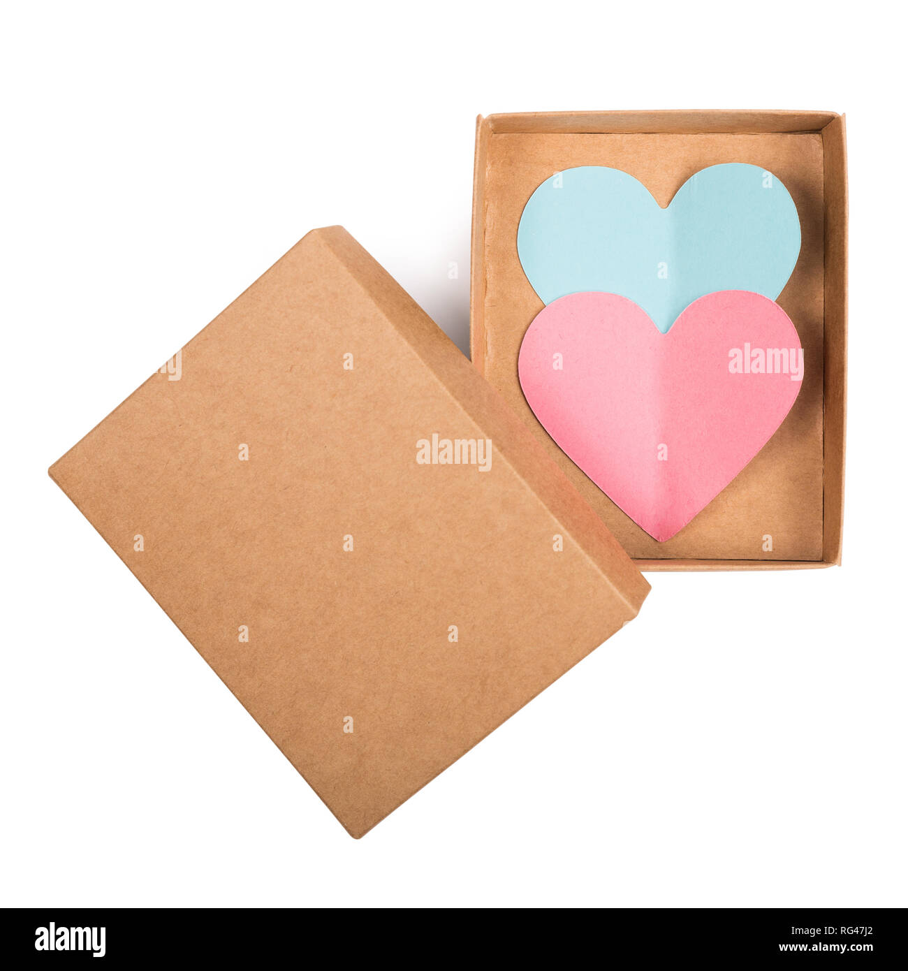 Karton mit zwei Papier Herzen auf weißem Hintergrund öffnen Stockfoto