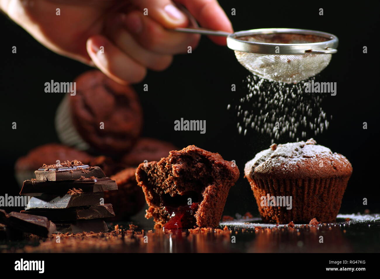 Hausgemachte Muffins mit Kirsche Konfitüre mit Zucker gießen Stockfoto