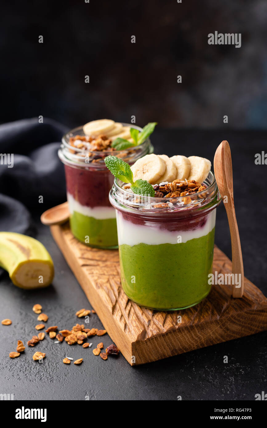 Rainbow Avocado Spinat und acai Frühstück Smoothie in jar. Gesund essen, gesund leben, Diät und vegetarische Kost Konzept Stockfoto
