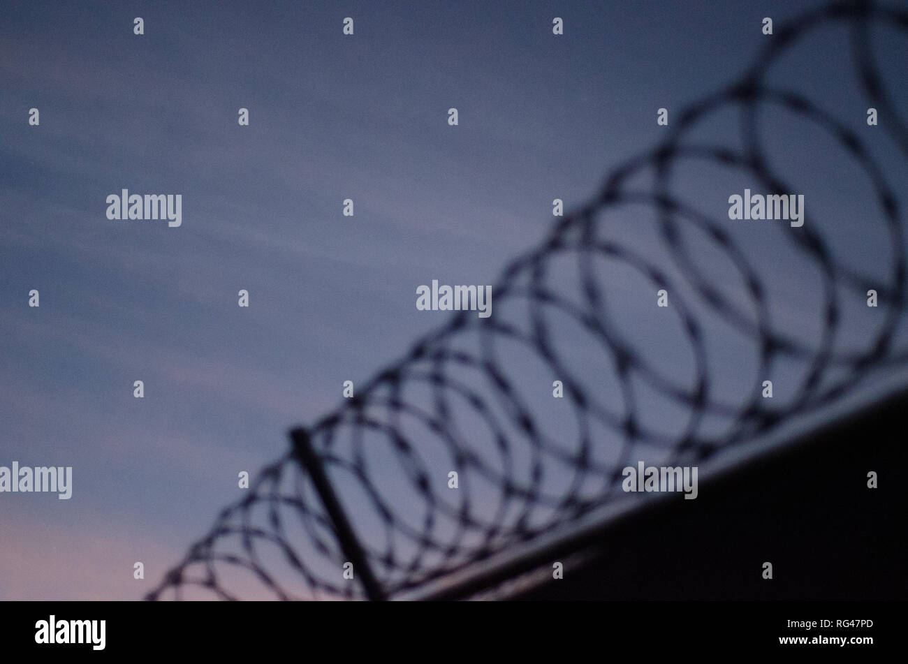 Stacheldraht zaun Mauer bei Nacht Stockfoto