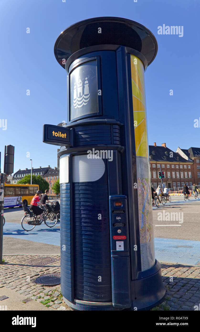 Juni 27, 2018 - Kopenhagen, Dänemark: Öffentliche Toiletten am Holmens Canal Bridge Stockfoto