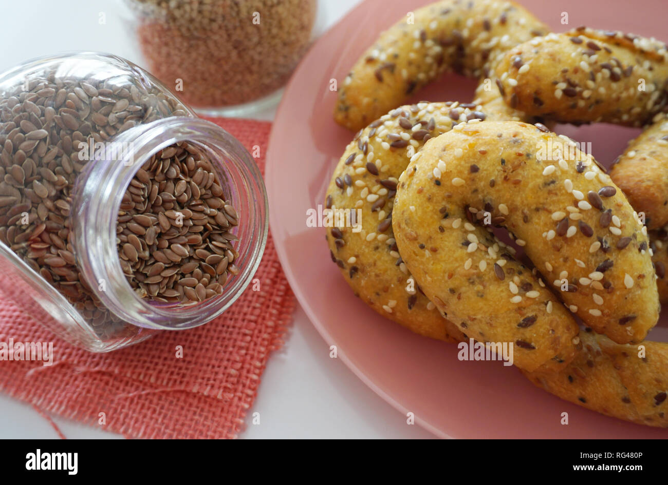 Platte mit hausgemachten Gebäck mit Leinsamen und Sesam bestreut Stockfoto